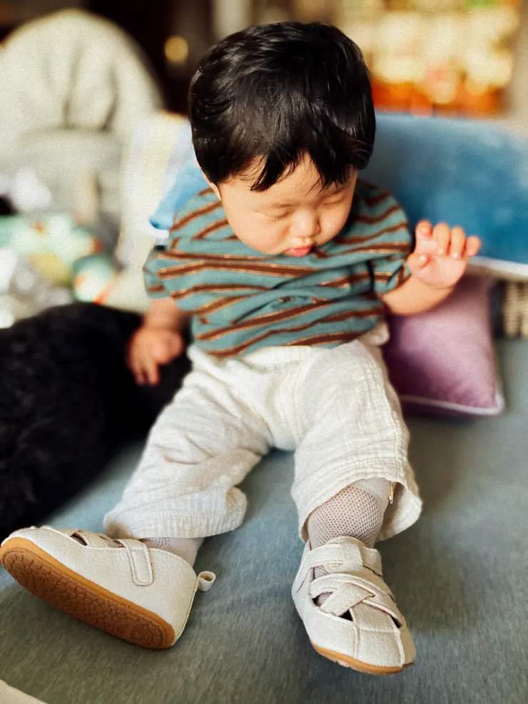 兒子今天開始穿鞋出門，看著自己的小腳非常的好奇．．．