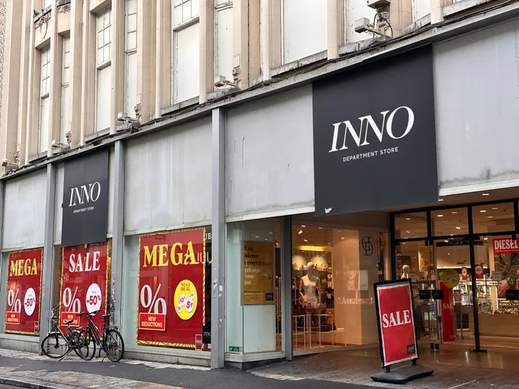 這間百貨公司的廁所也是要付費0.50歐元，一位阿姨坐在廁所前收費，基於隱私不便拍照