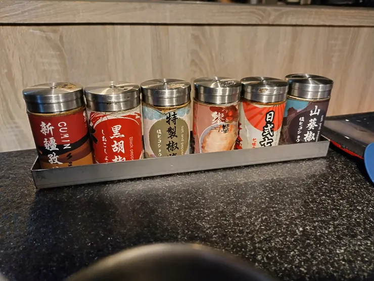 桌上有六種調味料可以加