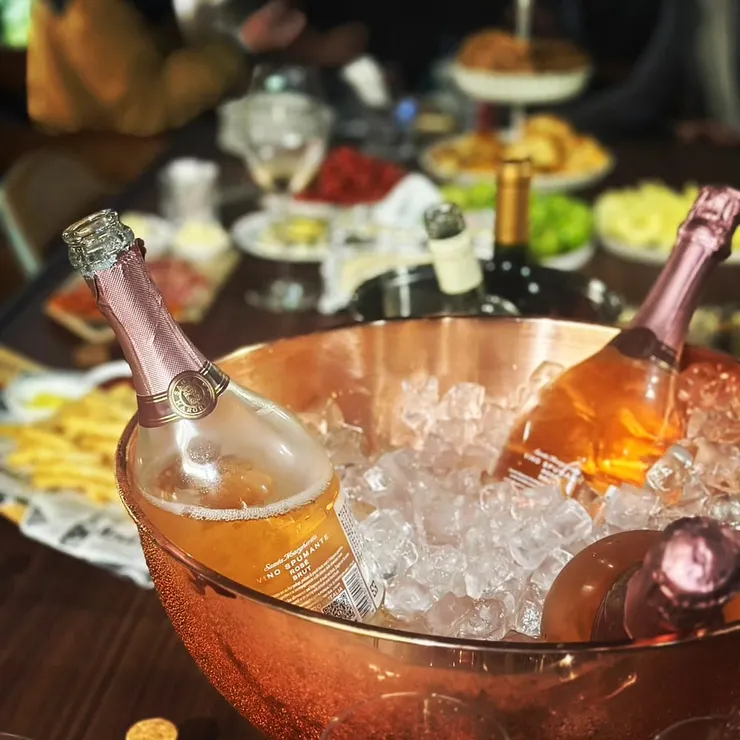 氣泡酒的清爽口感，適合與雪茄形成鮮明對比