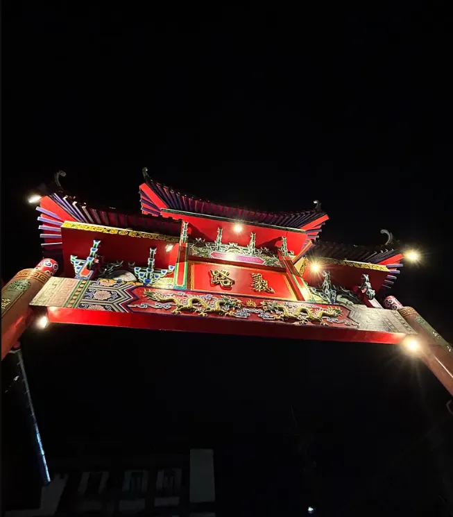 在異國看見與台灣常見的廟宇拱門時,覺得很親切呢 : )