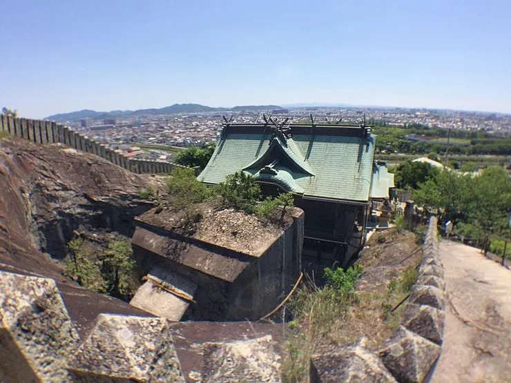 位在神社裡的巨石