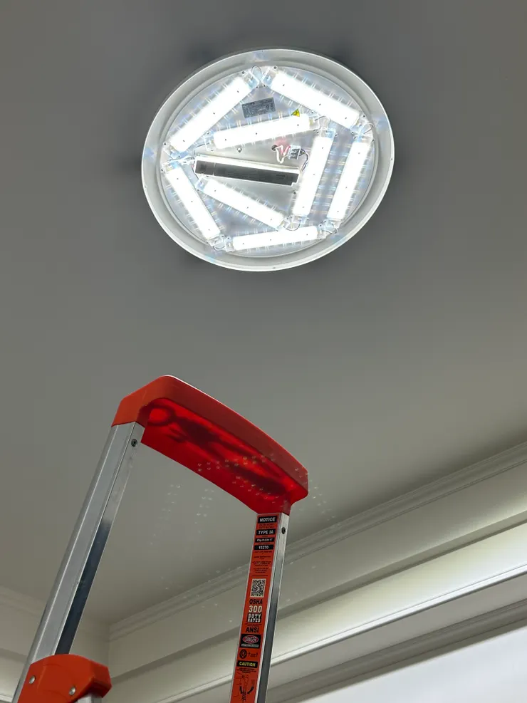 鎖好螺絲,定位後,試看,會亮,表示安裝無誤才裝上燈蓋,就是好棒棒了👍