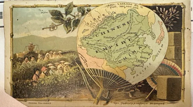 「貿易卡」為早期歐美商人從事進出口貨物商品廣告行銷用途。本圖清楚說明臺灣及來自大陸茶的產地，以活潑手法呈現，吸引買賣雙方注意。