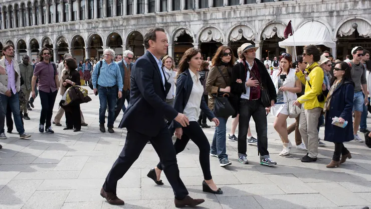 湯姆漢克與費莉絲蒂瓊斯在《地獄》中合作解謎