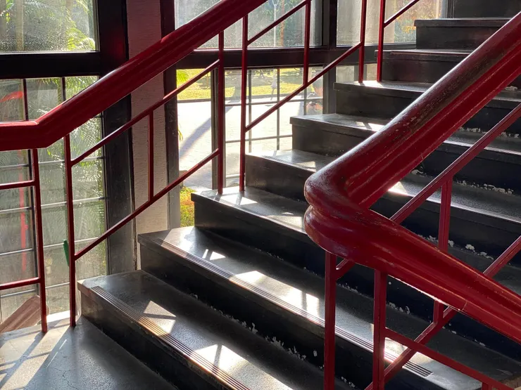 帶有圓弧凹槽的扶手握把，符合人體工學，提供舒適的握持感。握把下方的虛空支撐桿，則是中國樓閣的簡化意象。