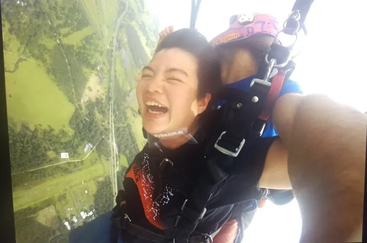 拜倫灣跳傘，跳傘的照片每一張都很扭屈，只有這張正常一點