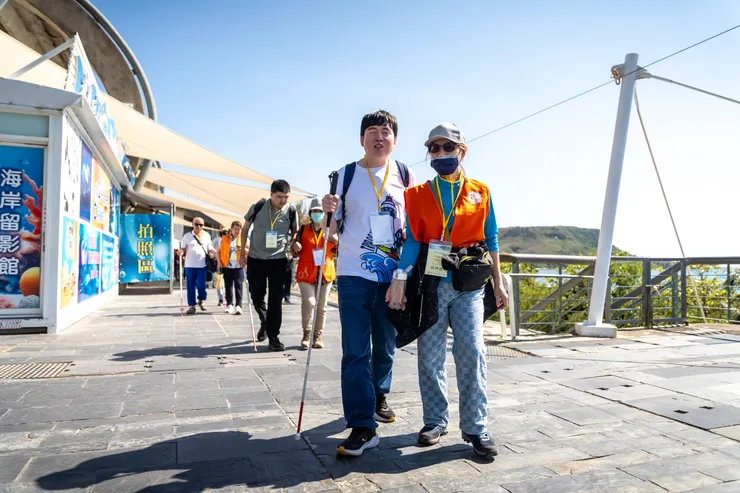（圖說：視障朋友與志工們共遊海生館。）