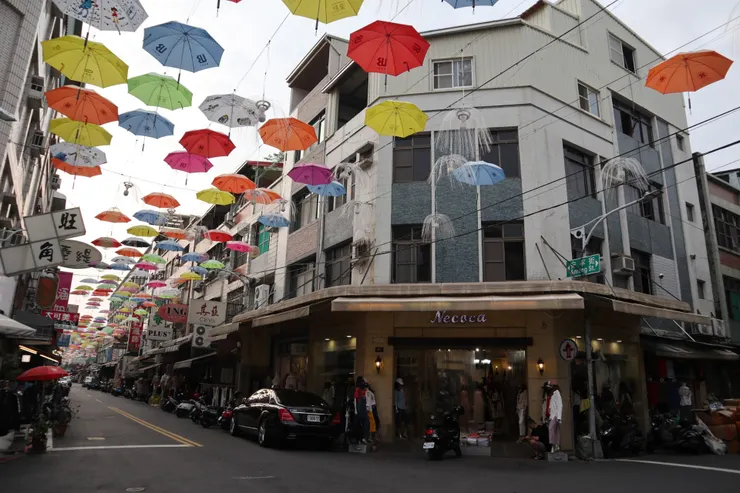 後驛商圈裡的路口街屋