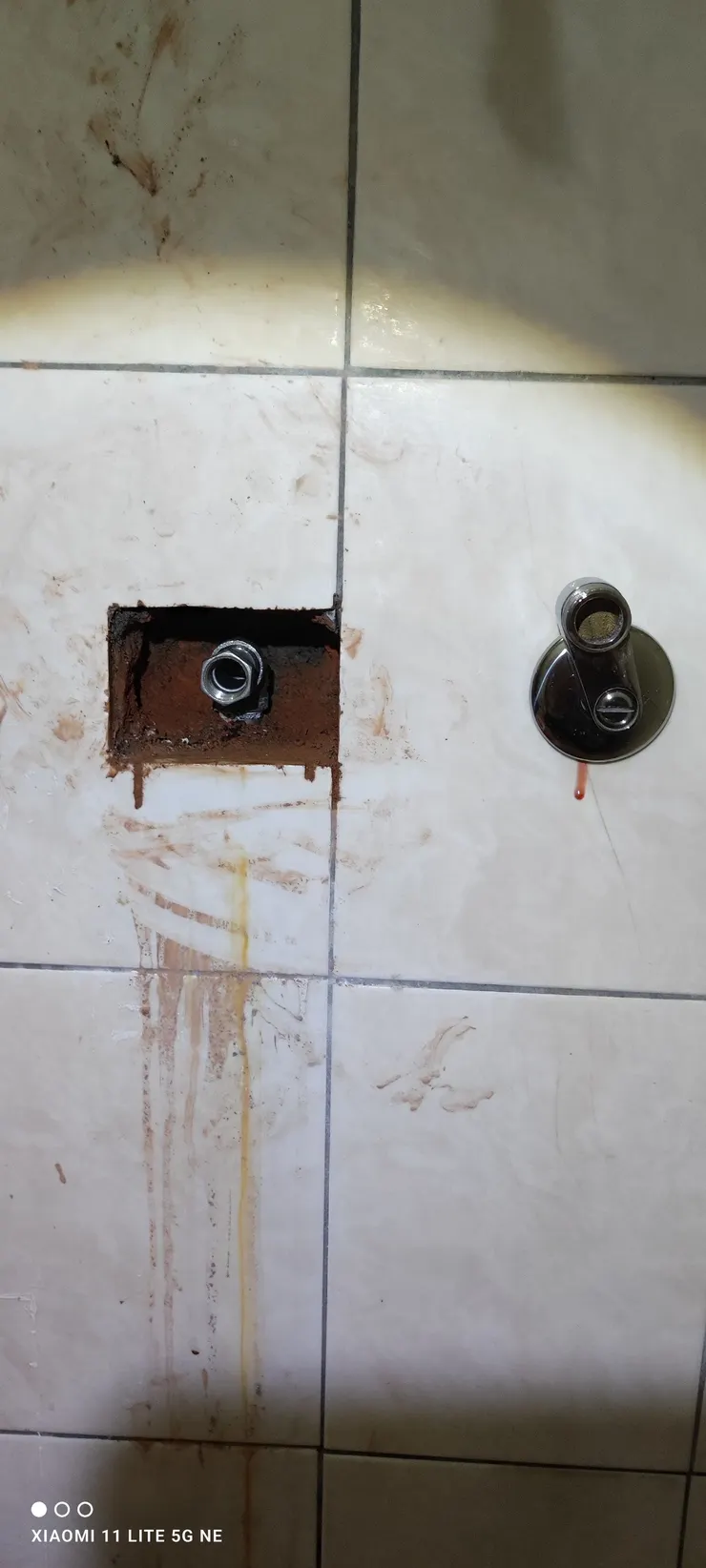 換上新水管並回填。