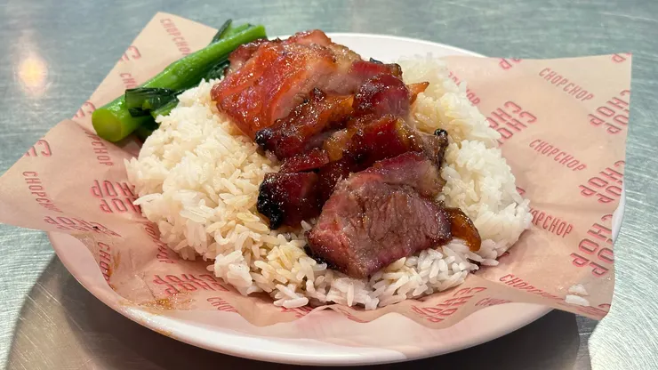 碟裝梅頭叉燒飯，有紙墊底顯得不太老氣