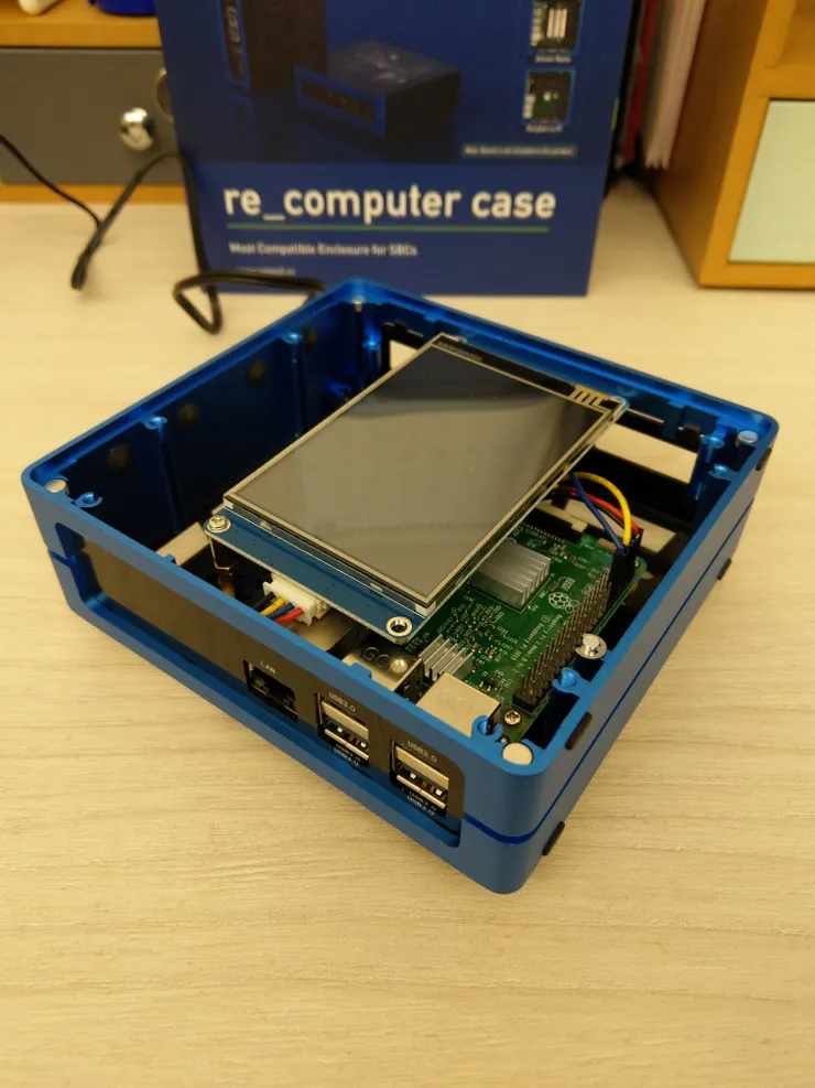 外殼加上側面飾板和底座相連後,完整度更高了!面板和樹莓派的接線可以完整的藏在機殼中,看起來不會凌亂不堪!