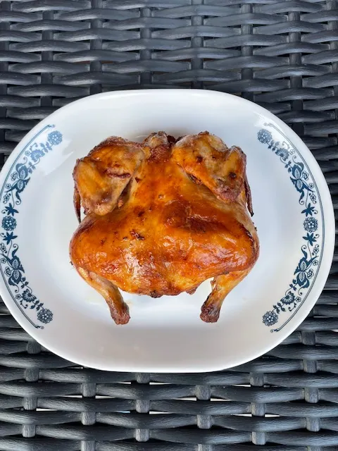 來一道港式料理：南乳醬吊燒童子鷄。