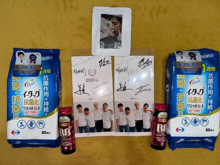 台北場紀念物及轉到的茶包（照片謝謝菲倪提供）