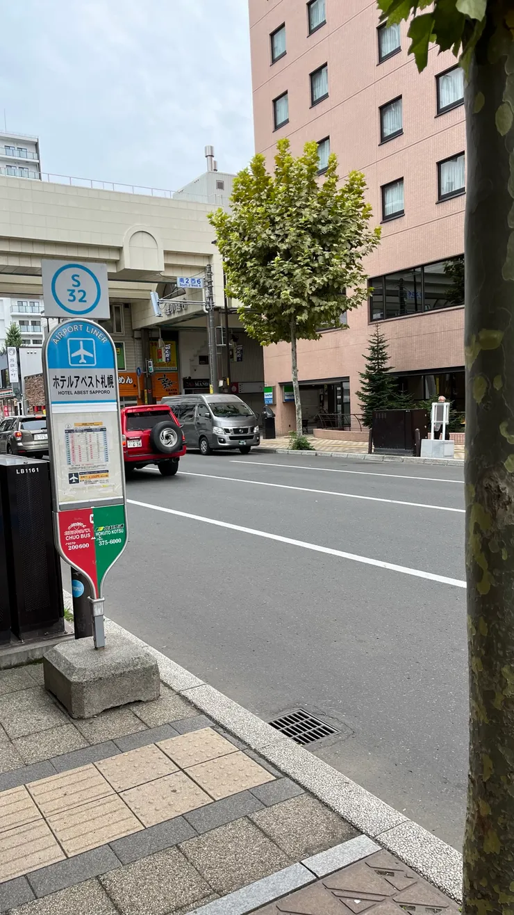 認得這個站牌就可以排隊上車。