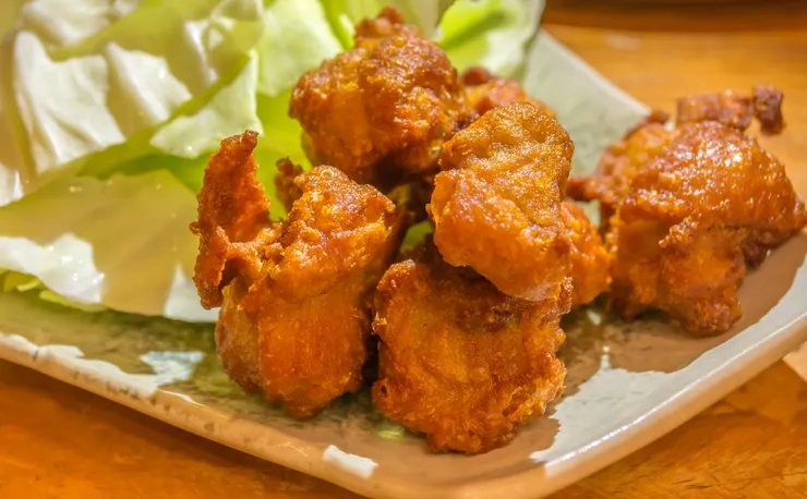 華航機上餐點提供台灣代表性美食鹹酥雞，國民美食出現在機艙內讓乘客驚喜萬分。此為示意圖。圖/123RF圖庫