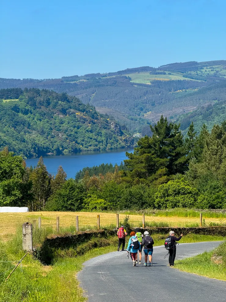 這段路好美。 前方藍色的湖水是水庫，對岸是我們當天的目的地portomarin 波爾多馬林