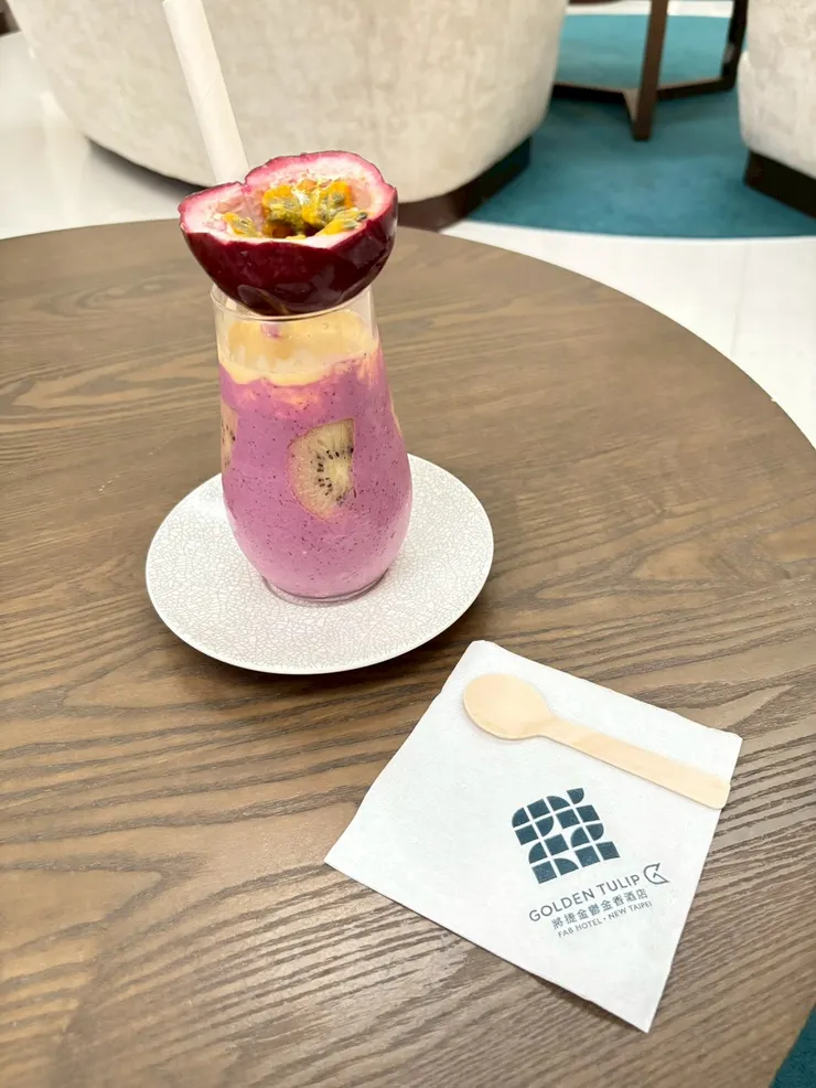 果然是夏天,酸甜的當季水果製成。木瓜、芒果、百香果與優格交織融合而成,宛如陽光穿過樹影灑落杯中。