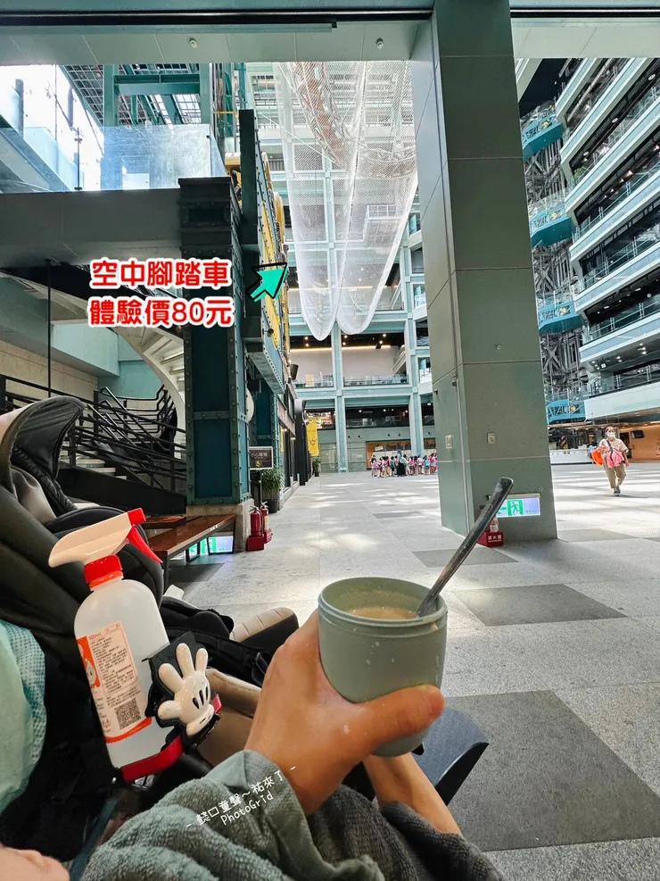 一樓大廳高挑光線及空間足夠又有桌椅,很適合補餐。