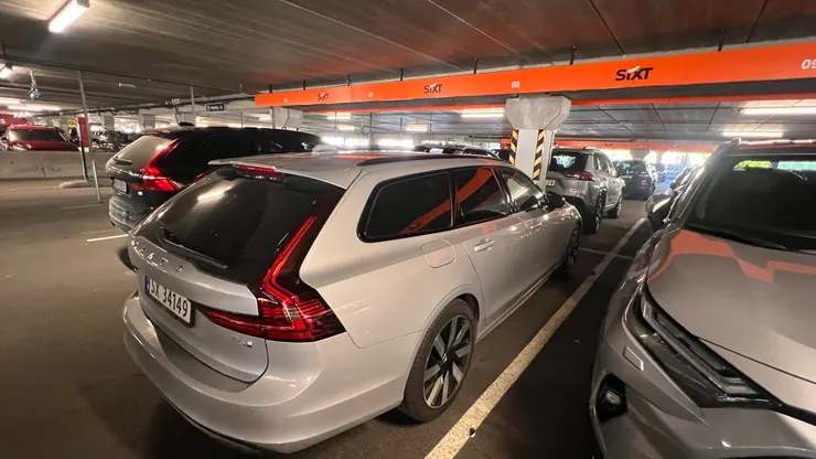 辦好手續拿到鑰匙，卑爾根機場停車場自行取車，還車時順序相反。
