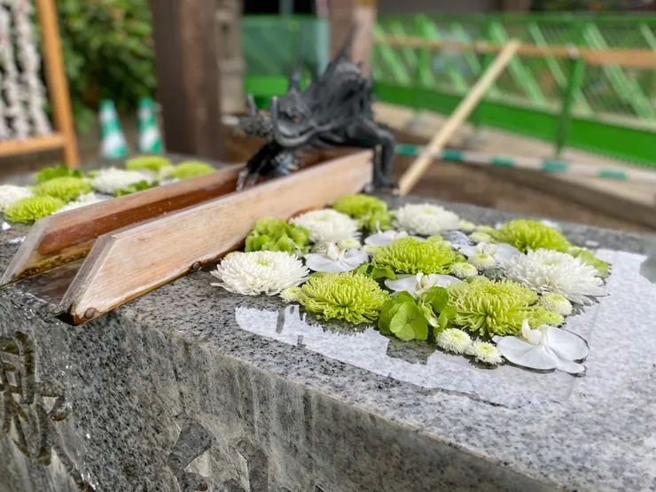 川越八幡宮的花手水舍