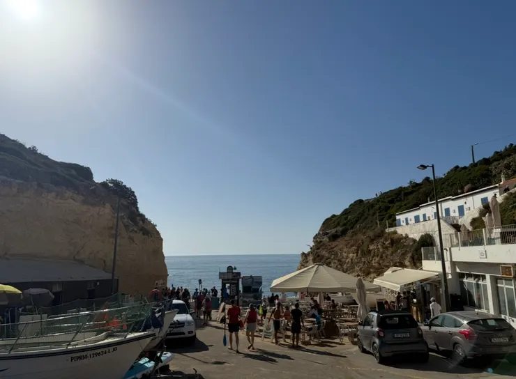 看到第一眼的沙灘，不急，我們的目標是走到底去找售票亭買票