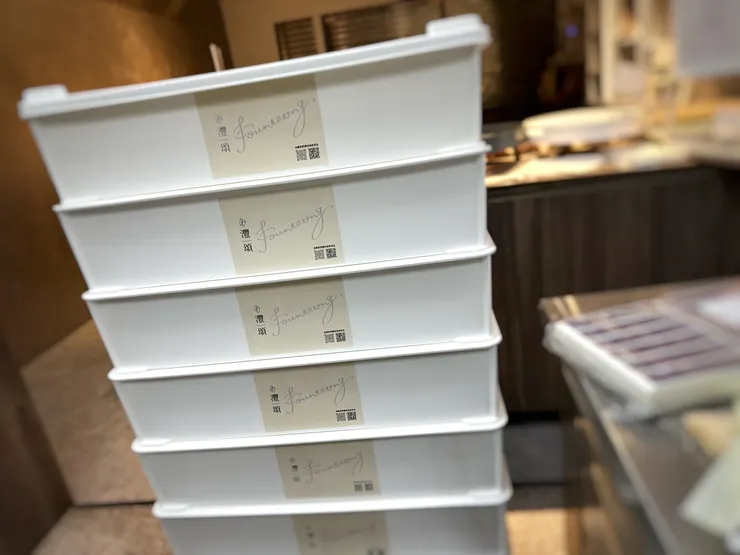 今天店休，但我們的麵包早早就出爐裝箱準備出發，為的是灃頌第一次走進百貨的一刻