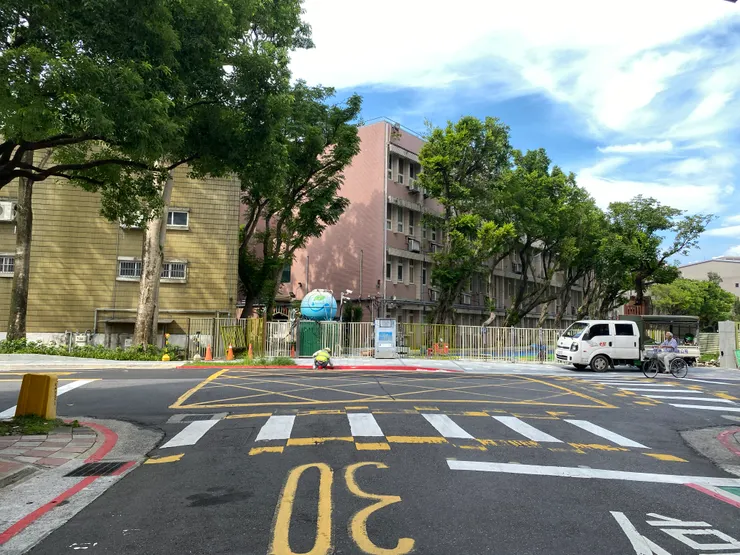 瑠公圳穿過羅斯福路四段123巷21弄之後，在民族國中附近分出支流「大安支線」