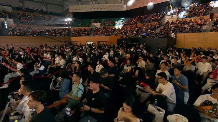 現場部分觀眾拿起扇子搧風