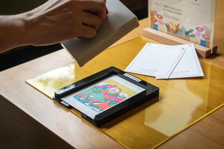 墾丁凱撒為增添度假儀式感，規劃為期整年的趣味集章活動，旅人集滿五顆印章後即可驚喜顯影，獲得旅程獨一無二的紀念明信片。圖／墾丁凱撒提供