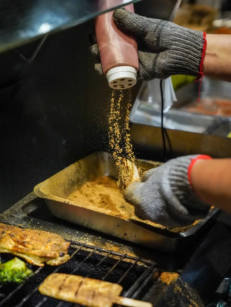 鹹甜交織的焦糖楓獨家漢方灑粉，融合十餘種漢方調配，「楓」味十足深受饕客喜愛。（資料來源：焦糖楓）