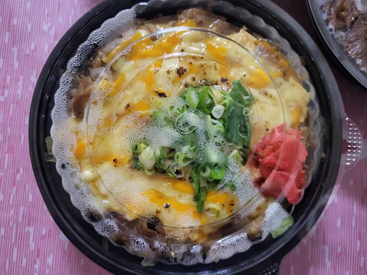 泡菜起司牛丼，因為雙色起司的關係 所以上面都是金黃色 肉都埋在下面了