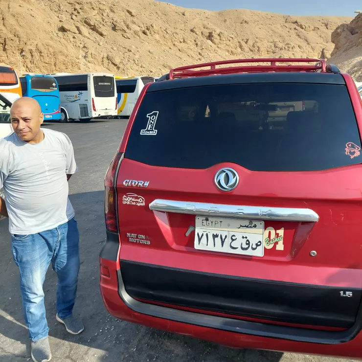 靦腆不太會講英文的司機開著紅色小車,車號 : 7137