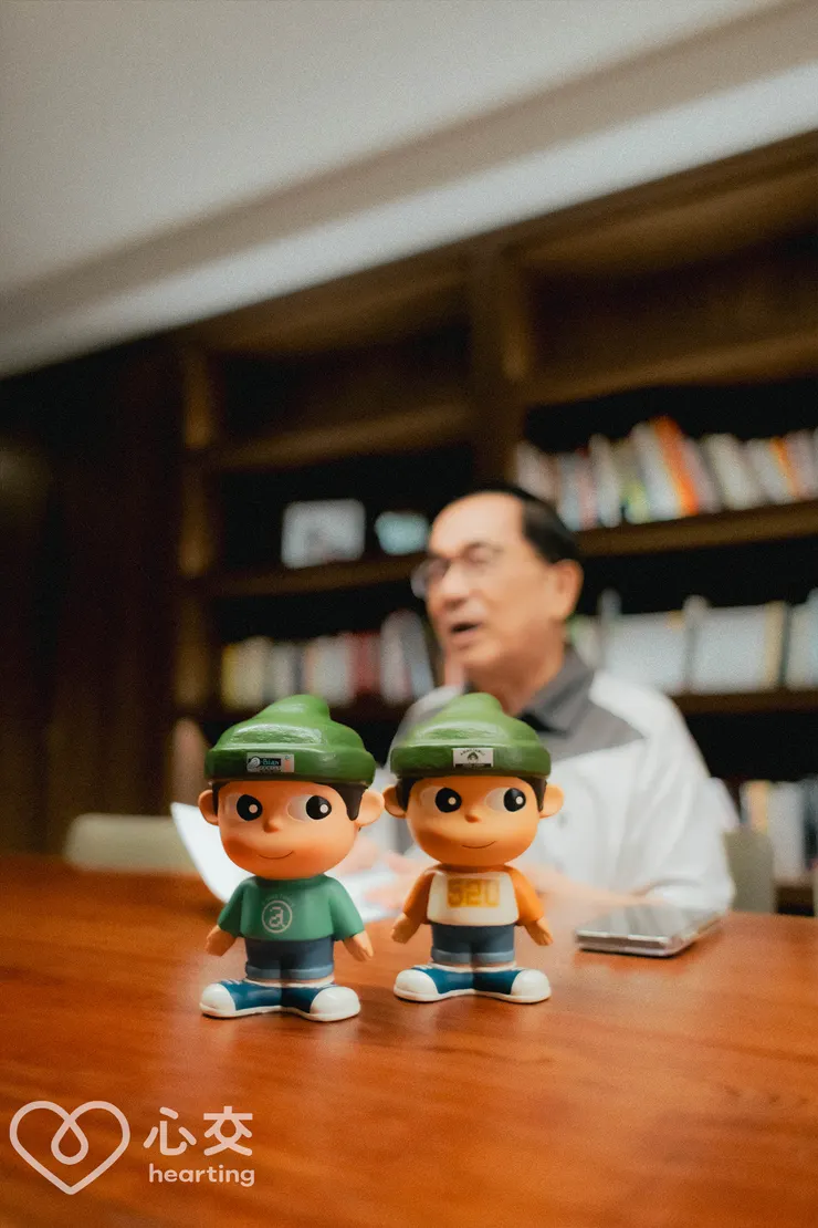 當時阿扁的選舉從周邊商品到造勢晚會，都展現出許多政壇首見的創舉。圖為2000年總統大選周邊商品，「a-Bian（阿扁）」紀念公仔存錢筒普通款與520紀念款。這場選舉不僅是第二次台灣人民直接參與總統選舉投票，更是第一次的政黨輪替。