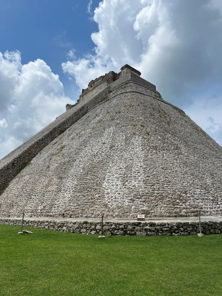 側邊圓弧的魔術師金字塔