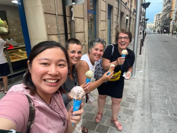 還是不習慣擁擠的人潮,跑出來吃冰淇淋