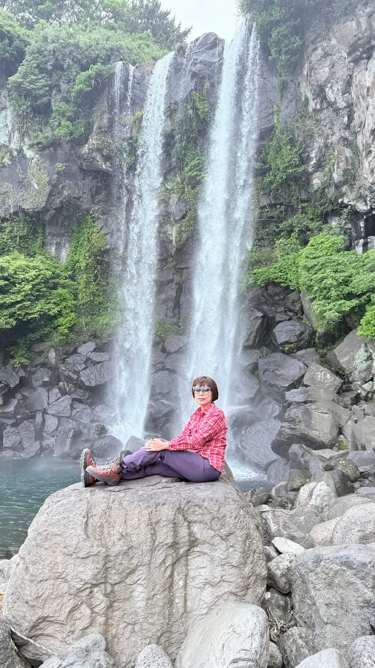 好不容易閃過人群