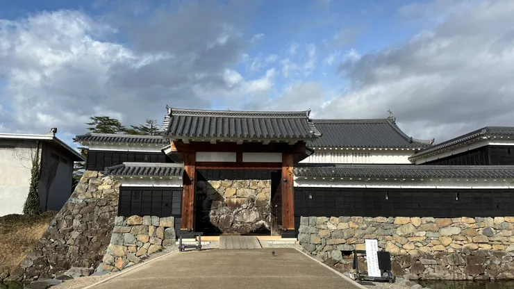 可惜它曾在明治時期坍塌，現在是1999年所重建。