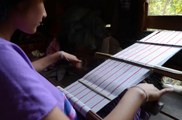 克倫族婦與織布機