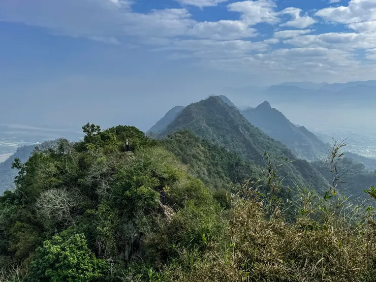 旗尾山山頂有一座像小廟的休憩涼亭，對面的山友站的位置剛好可以涼亭為背景拍出美美的照片，可惜人太多加上獨自上山只好作罷。
