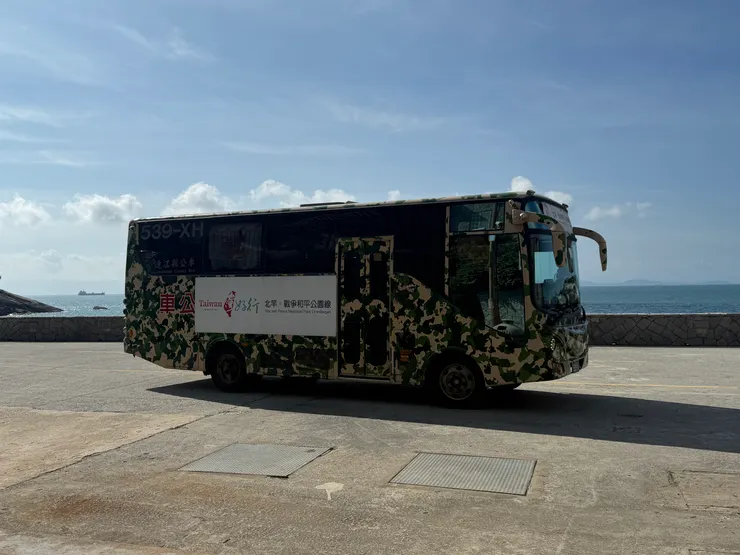 連當地的台灣好行公車都穿迷彩服
