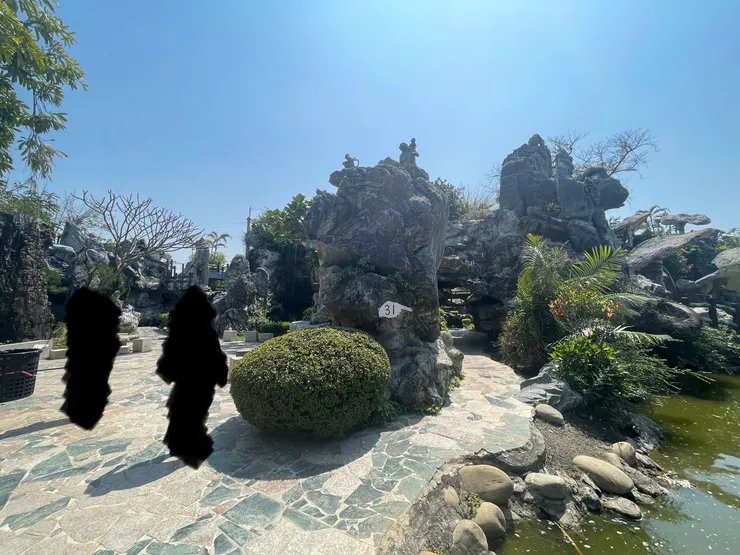 從兩個黑影中間走過去是捷徑。