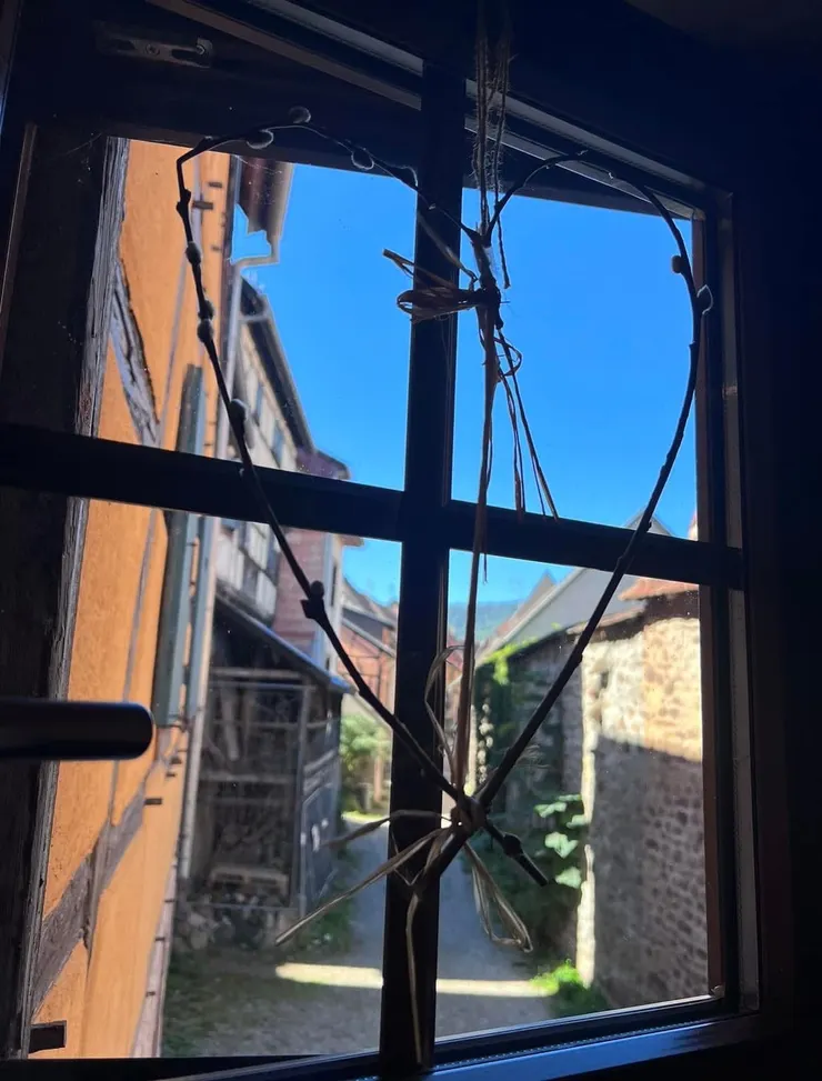 洗手間的窗戶掛上了一個愛心