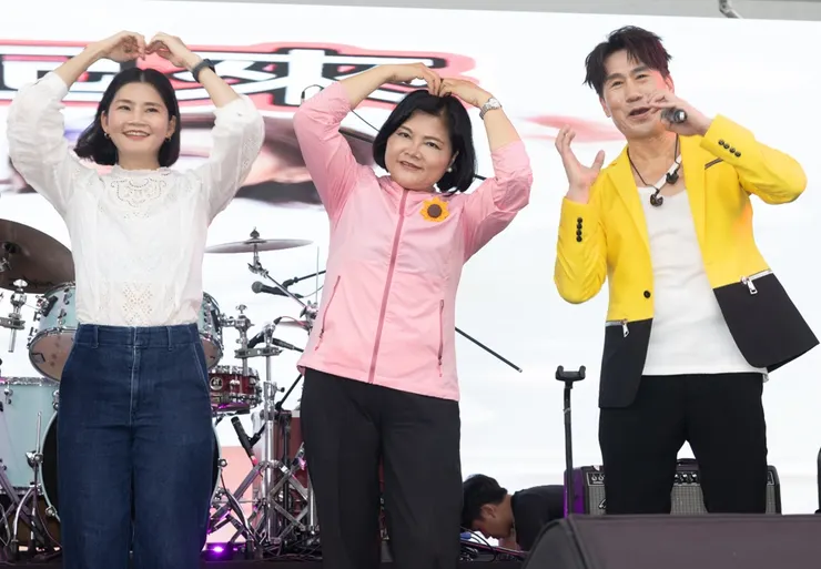 羅時豐與雲林縣長張麗善（中）、文化觀光處長陳璧君（左）一同歡跳「雲西浪浪舞」，將現場氣氛推向最高潮。圖/雲林縣政府提供