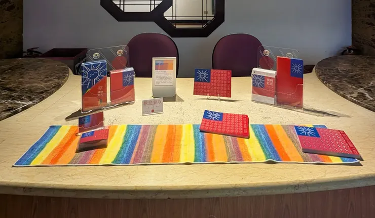 龍潭閱覽室．田園藝廊，青天白日滿地「虹」DM區。