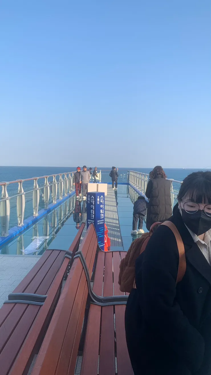 入口的椅子是穿鞋用的。