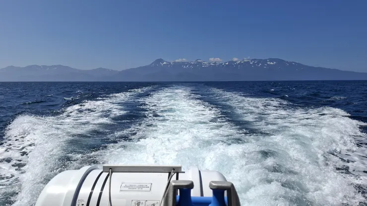 從海上往回看知床連山。