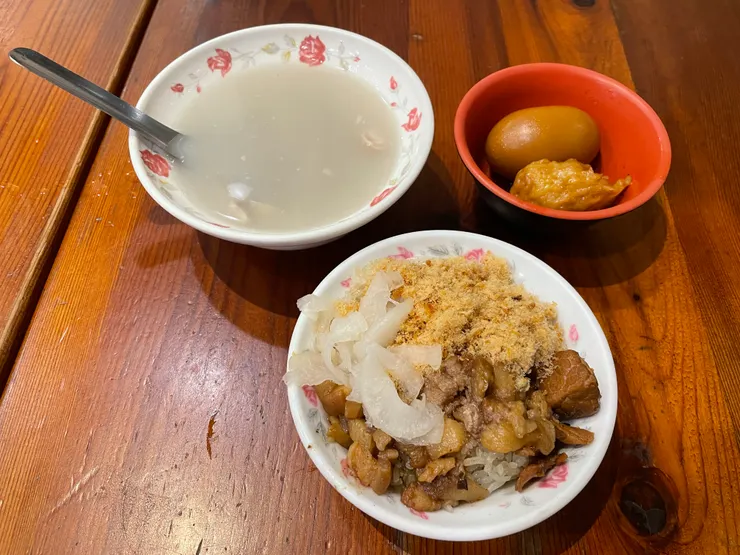 落成米糕，米糕、四神湯、滷魚丸、滷蛋。