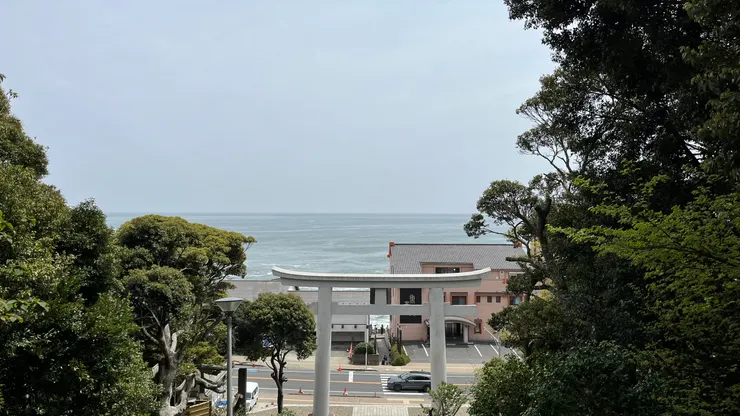 海上鳥居當然就是在海邊。
