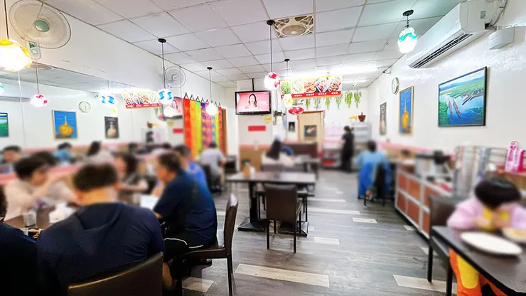 夏天小館店內用餐區，明亮的室內燈光、鏡面牆面與彩色球型燈飾裝潢
